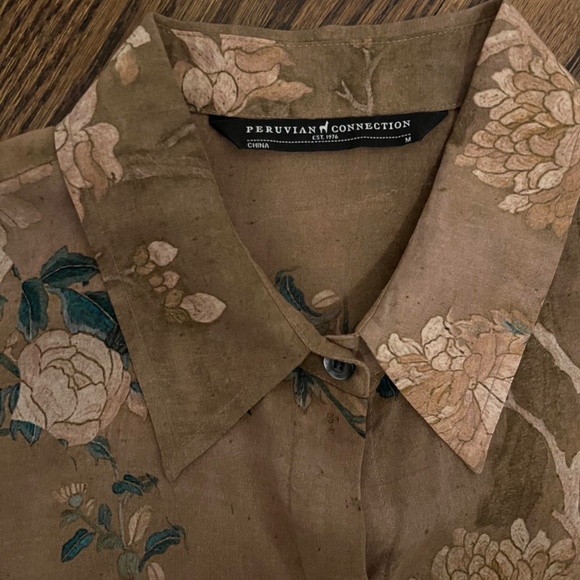 Peruvian Connection floral button down 🦙 - Picture 3 of 5